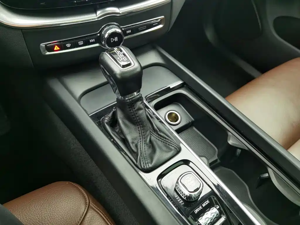 Volvo XC60 — фото 13