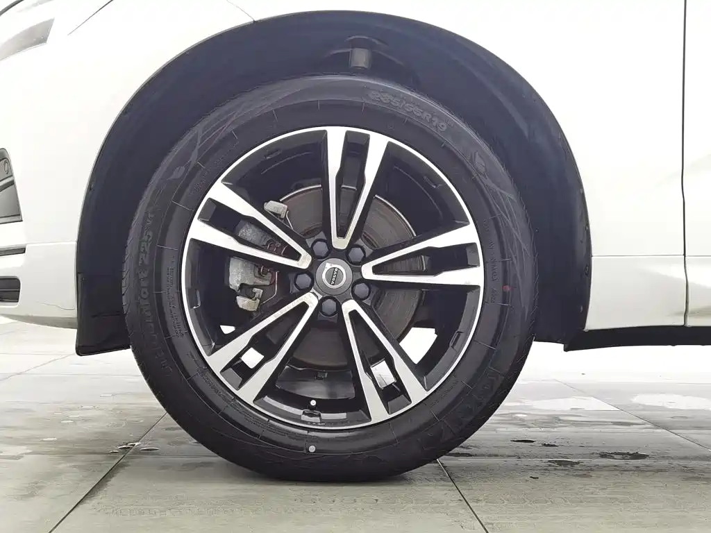 Volvo XC60 — фото 17