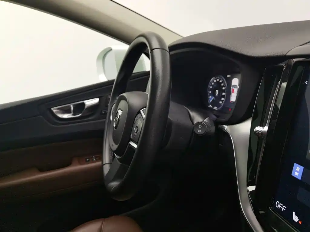 Volvo XC60 — фото 22