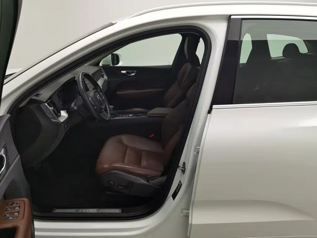 Volvo XC60 — фото 10