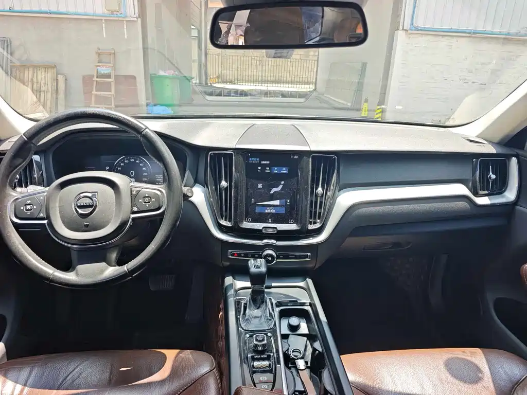 Volvo XC60 — фото 4
