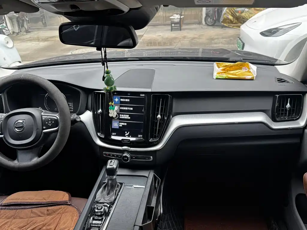 Volvo XC60 — фото 10