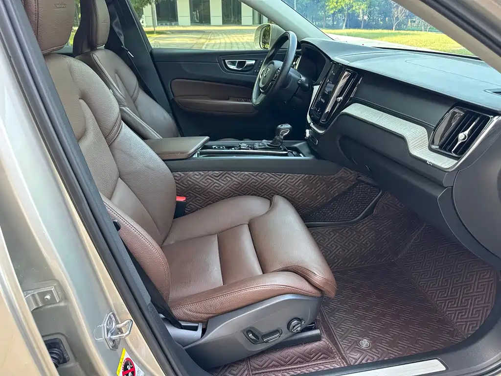 Volvo XC60 — фото 11