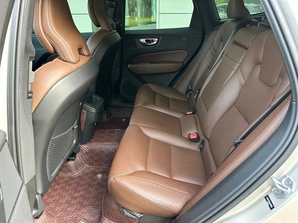 Volvo XC60 — фото 13
