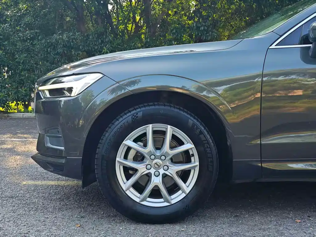Volvo XC60 — фото 11
