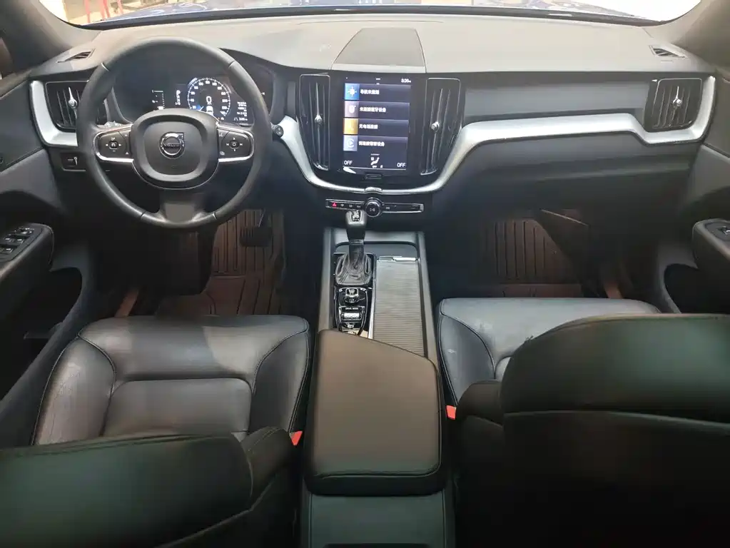 Volvo XC60 — фото 11