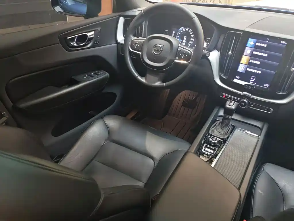 Volvo XC60 — фото 14