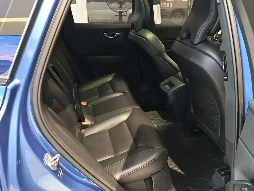 Volvo XC60 — фото 10