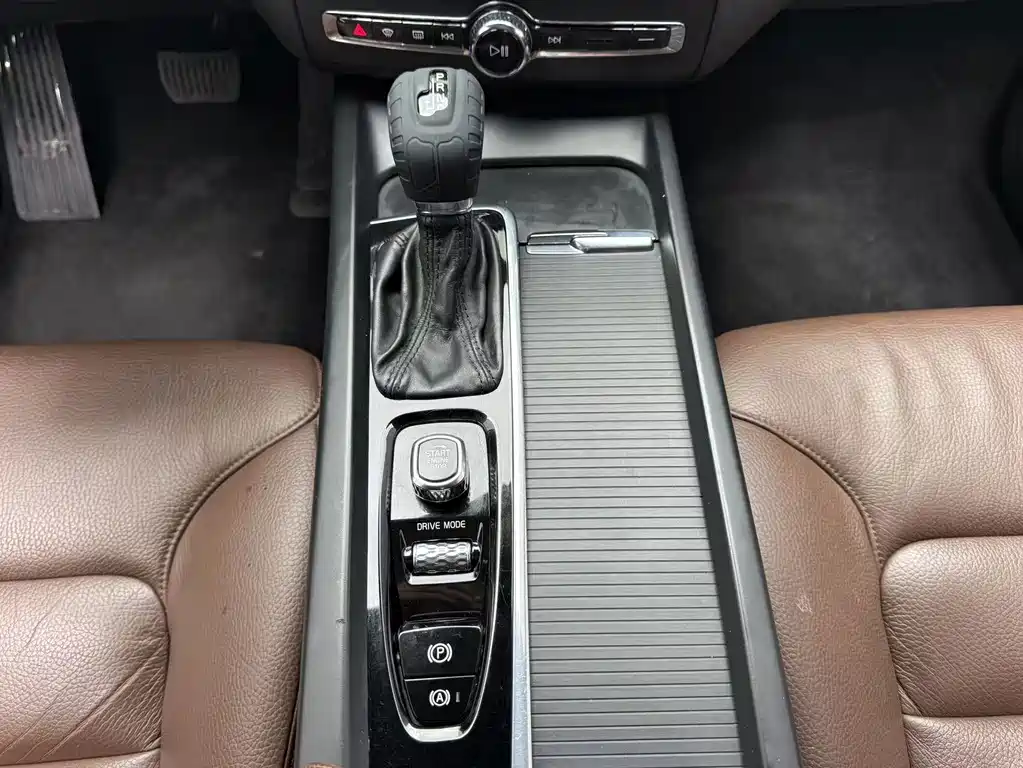 Volvo XC60 — фото 13