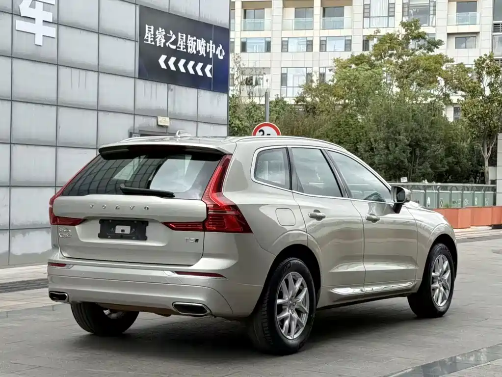 Volvo XC60 — фото 9
