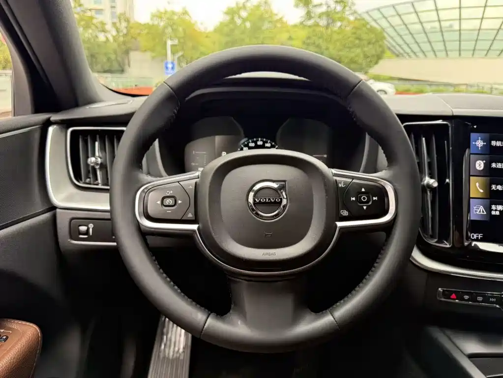 Volvo XC60 — фото 10