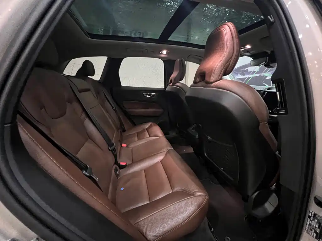 Volvo XC60 — фото 11