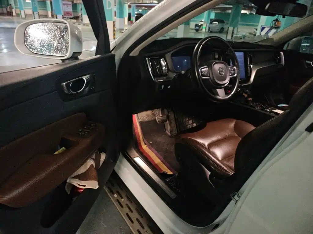 Volvo XC60 — фото 14