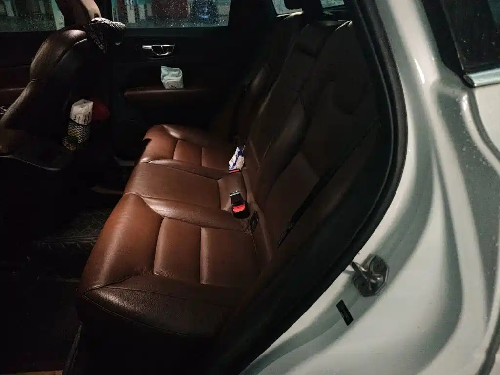 Volvo XC60 — фото 15
