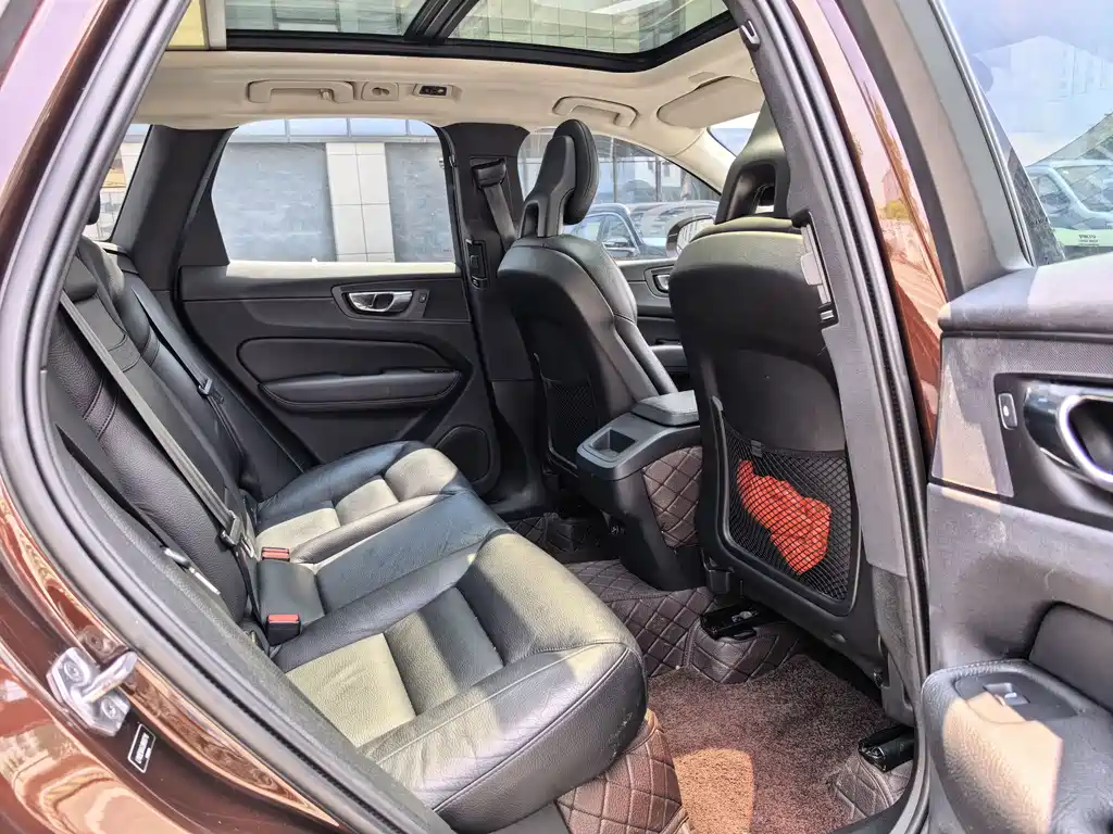 Volvo XC60 — фото 11