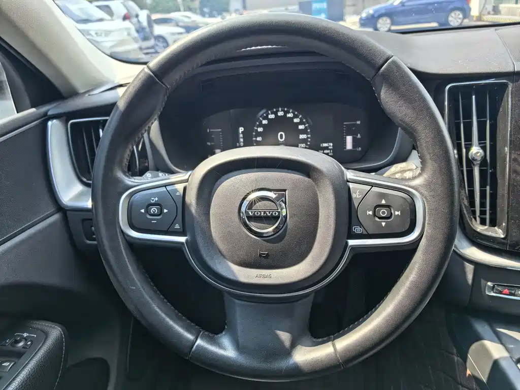 Volvo XC60 — фото 13