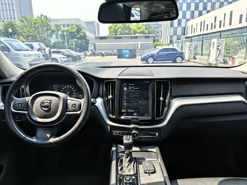 Volvo XC60 — фото 14