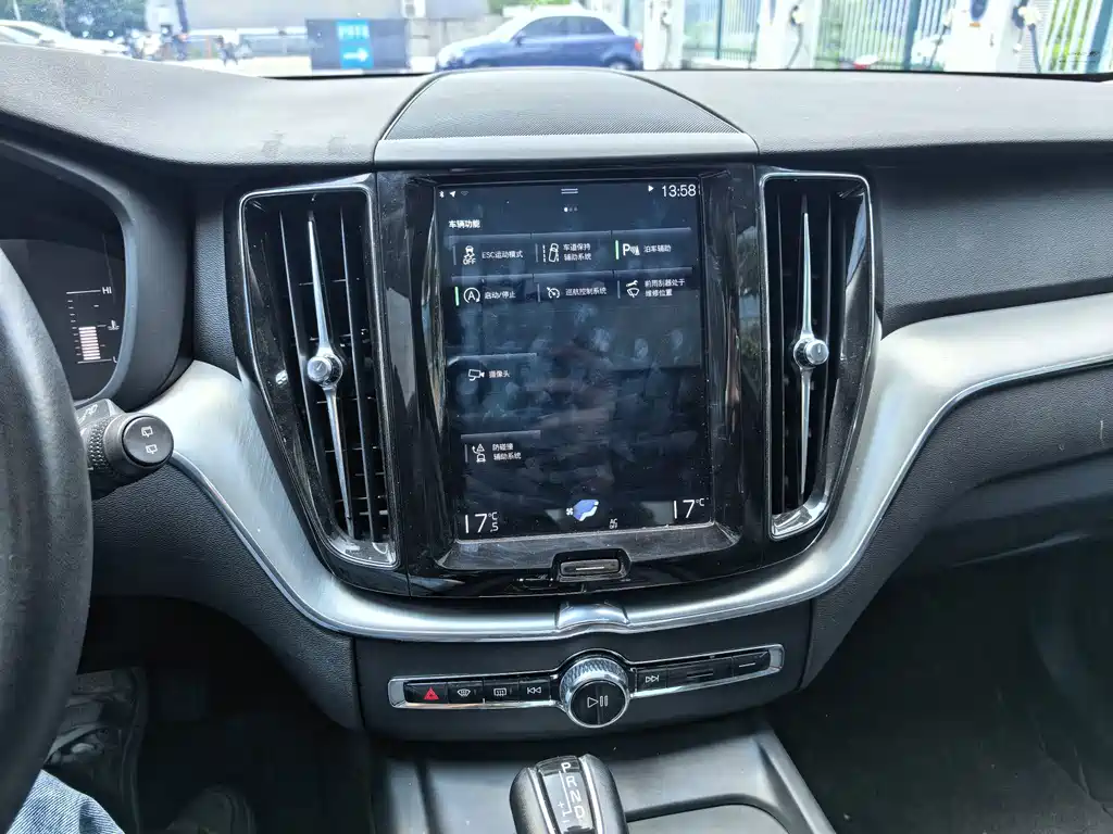 Volvo XC60 — фото 17