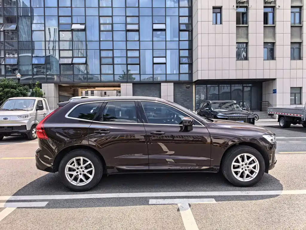 Volvo XC60 — фото 6