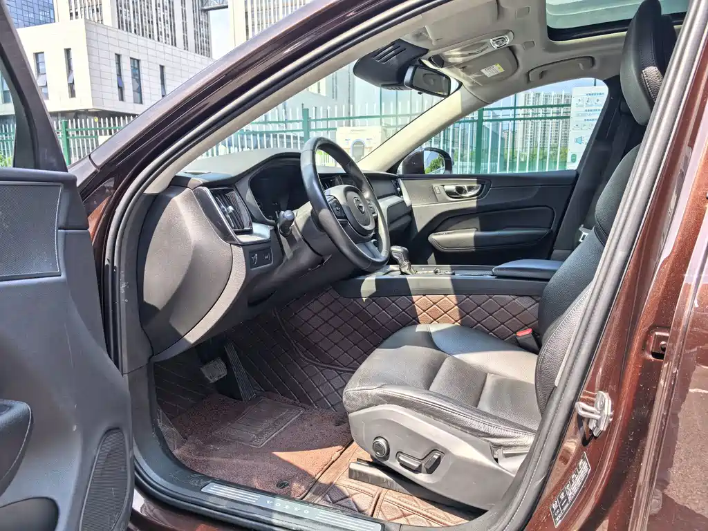 Volvo XC60 — фото 9