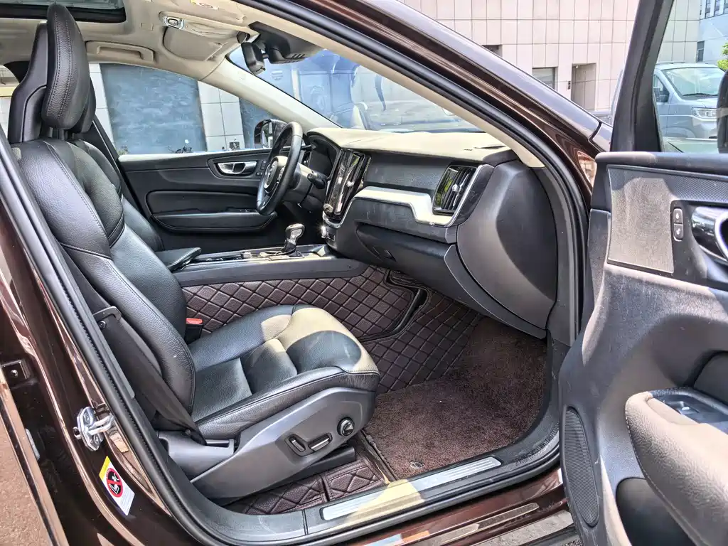 Volvo XC60 — фото 10