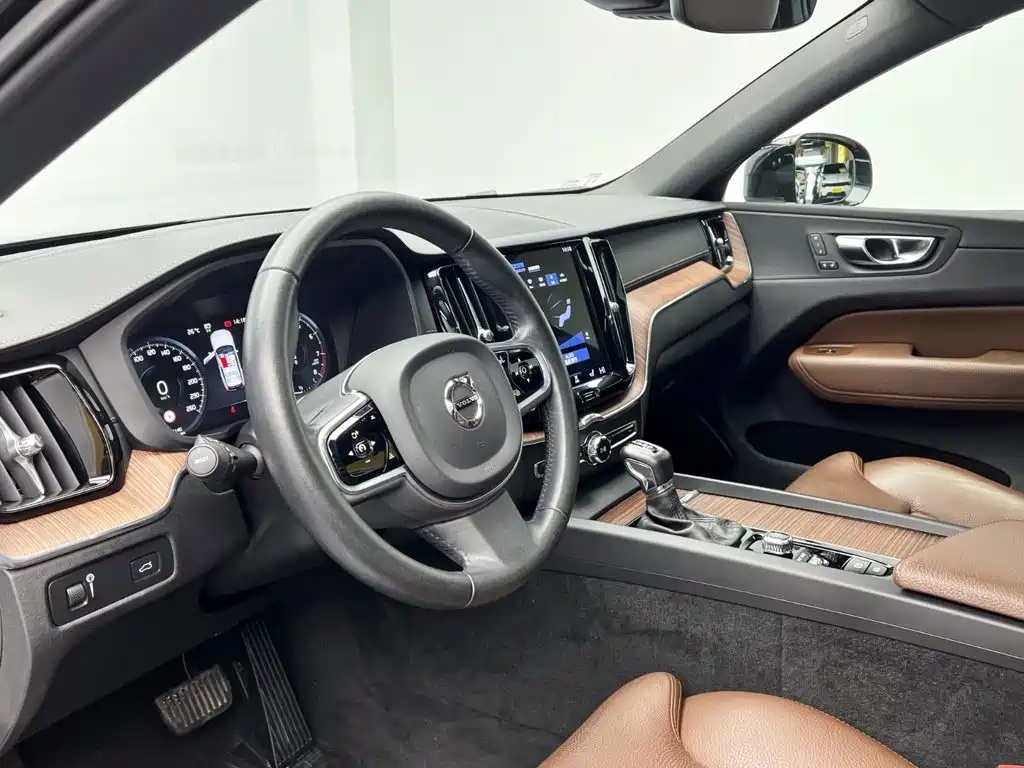 Volvo XC60 — фото 13