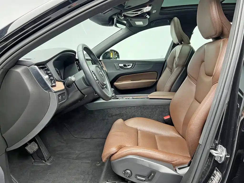 Volvo XC60 — фото 14