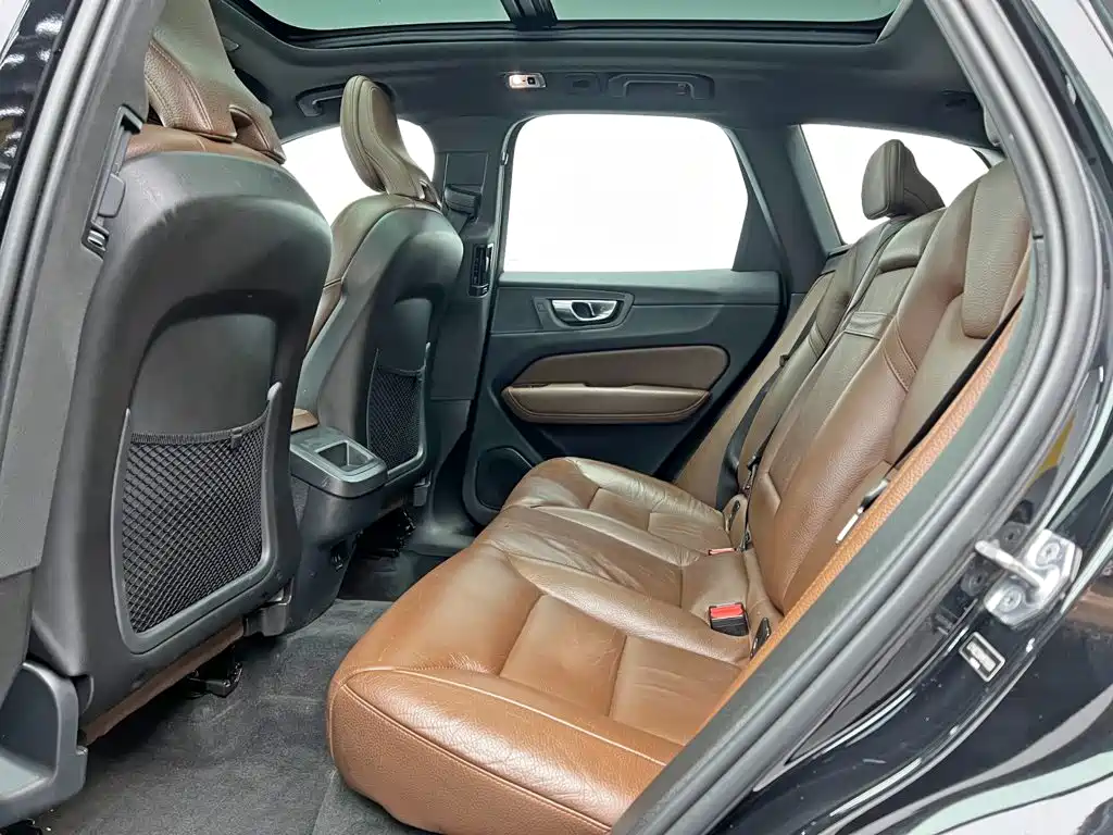 Volvo XC60 — фото 15