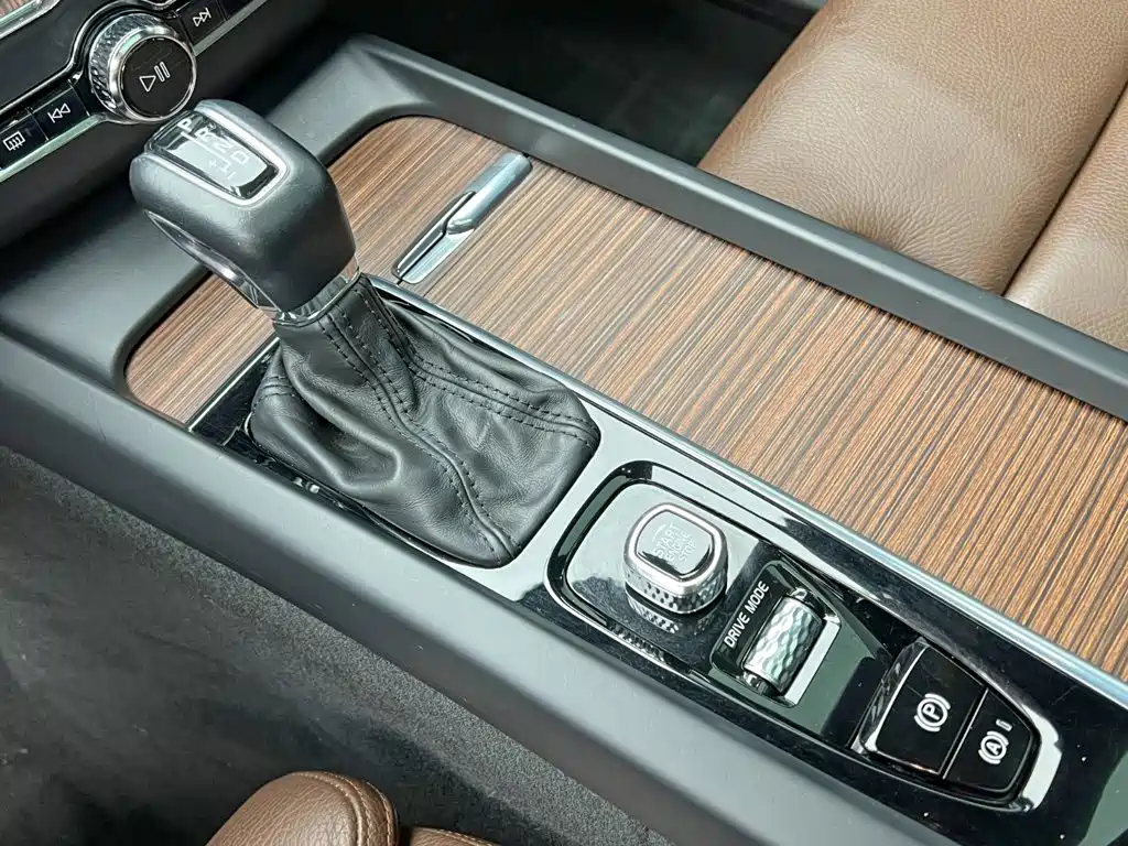 Volvo XC60 — фото 17
