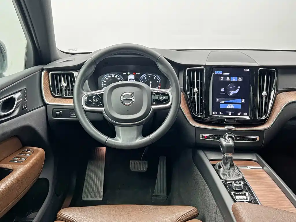 Volvo XC60 — фото 19