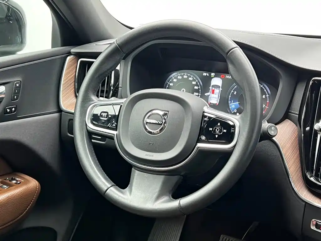 Volvo XC60 — фото 20