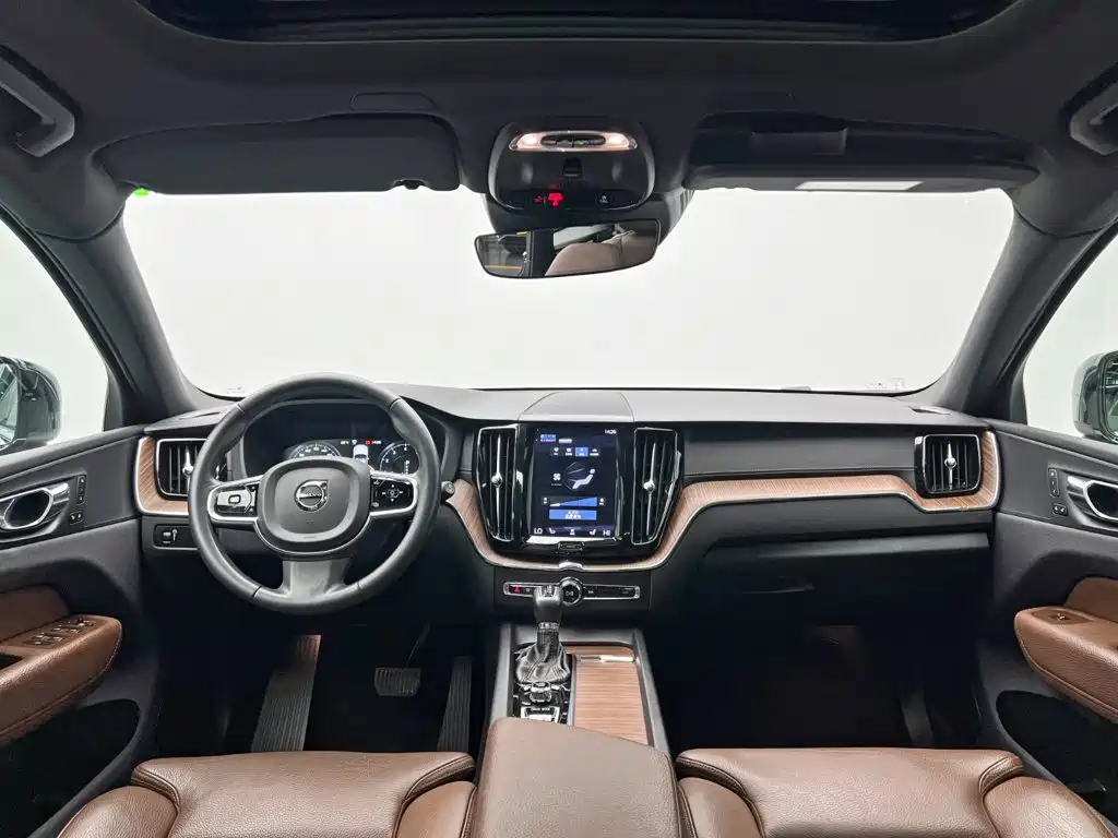 Volvo XC60 — фото 22