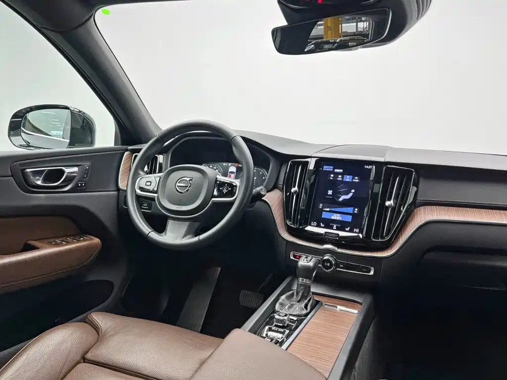 Volvo XC60 — фото 23