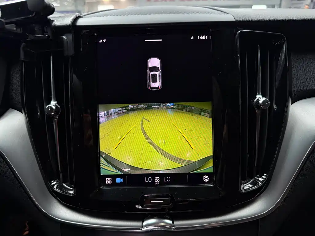Volvo XC60 — фото 11