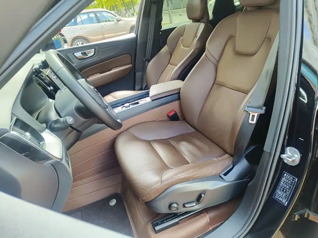 Volvo XC60 — фото 11