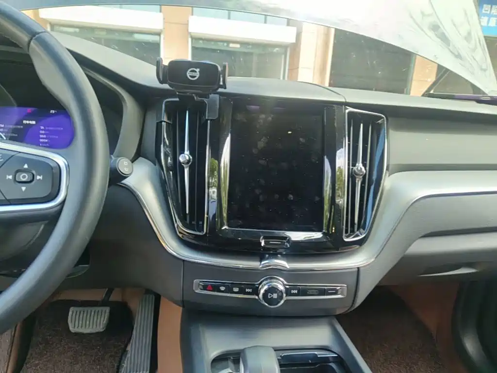 Volvo XC60 — фото 9