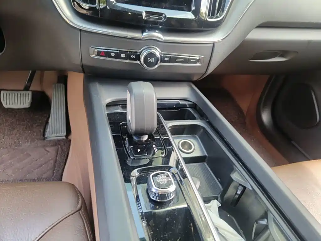 Volvo XC60 — фото 10