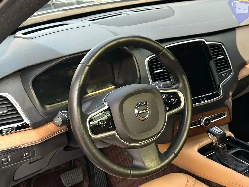 Volvo XC90 — фото 8