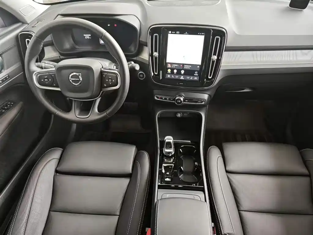 Volvo XC40 — фото 11
