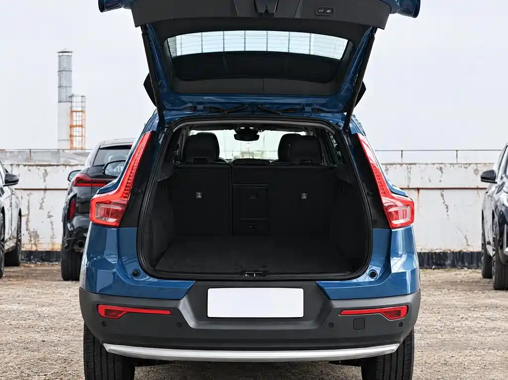 Volvo XC40 — фото 13