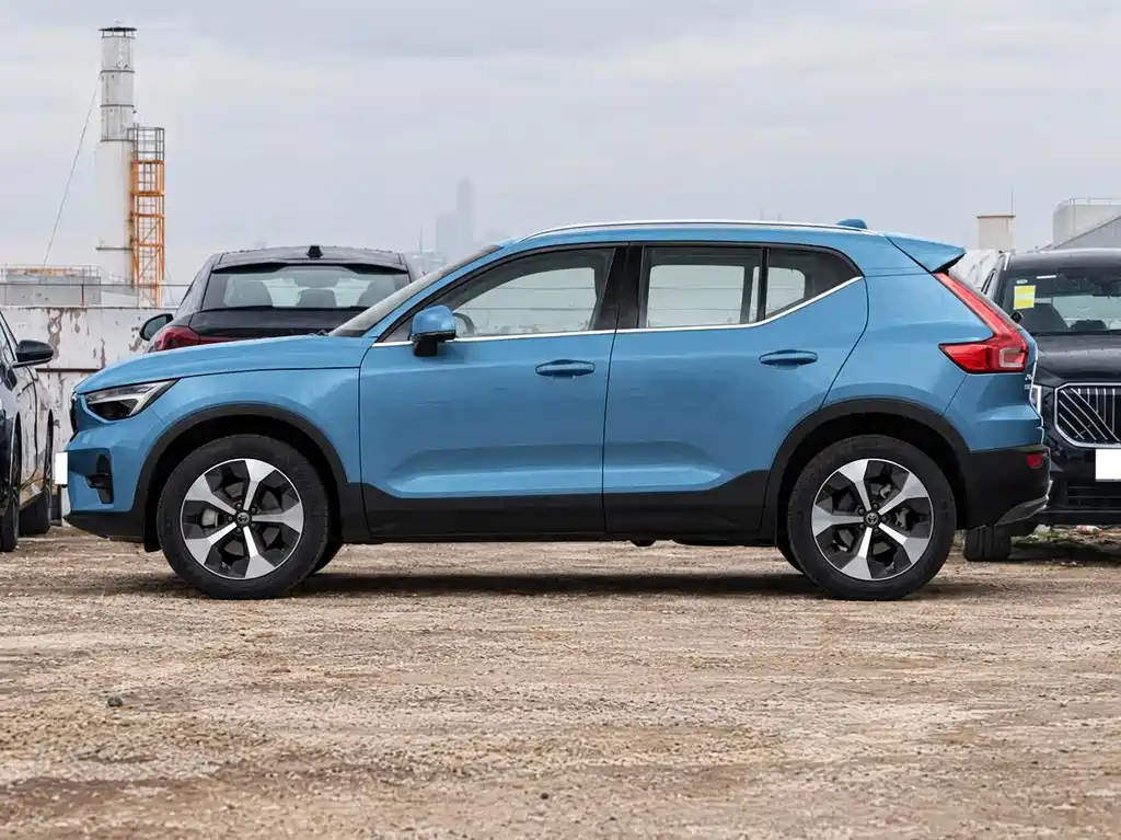Volvo XC40 — фото 7