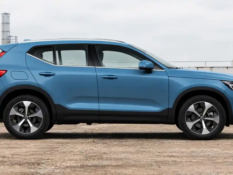 Volvo XC40 — фото 8