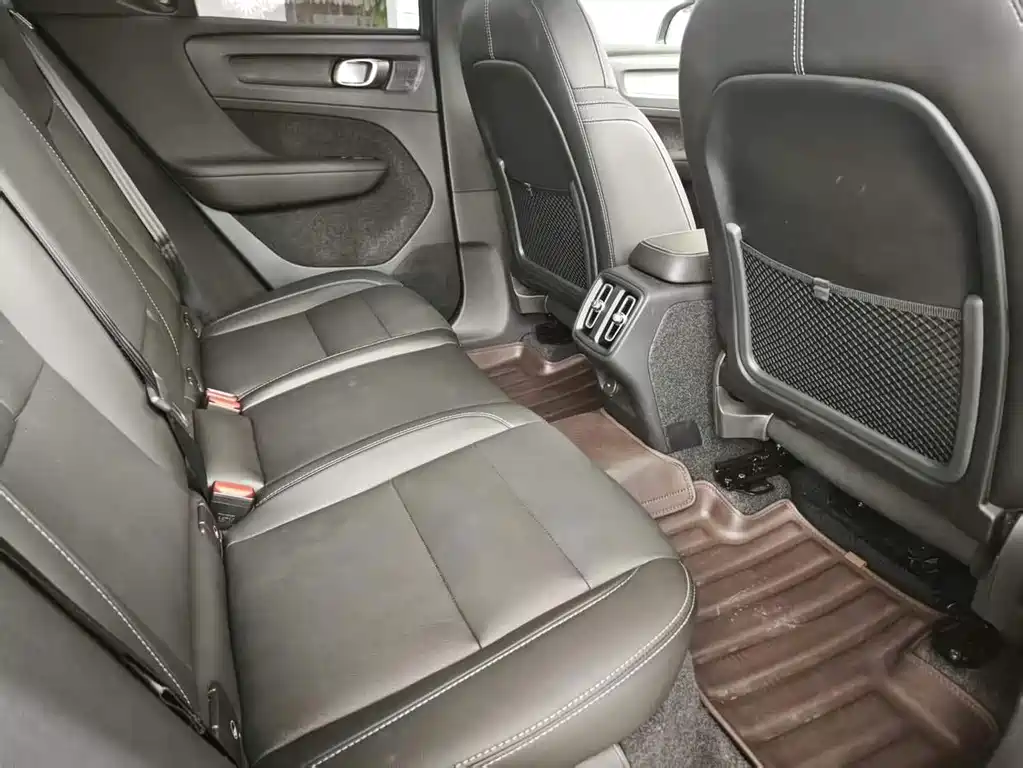 Volvo XC40 — фото 10
