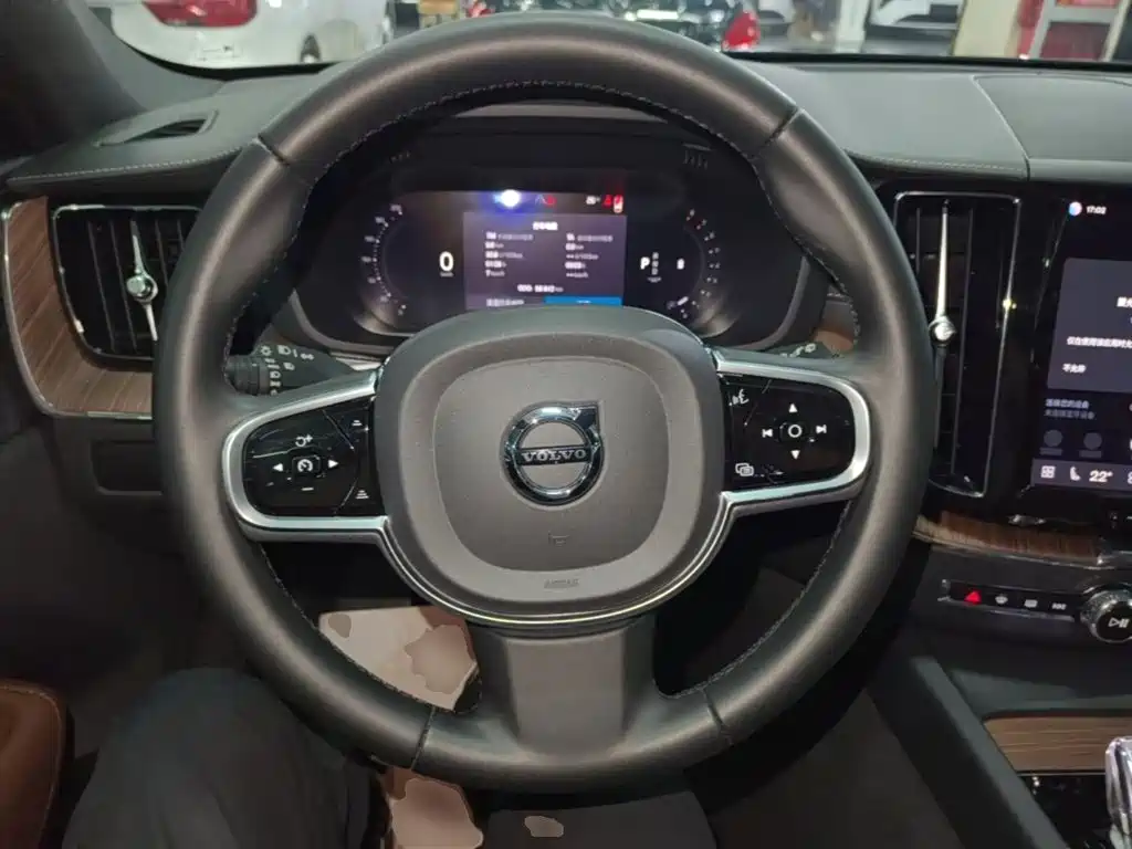 Volvo XC60 — фото 11