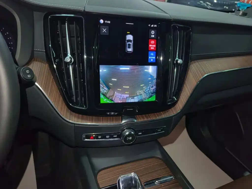 Volvo XC60 — фото 13