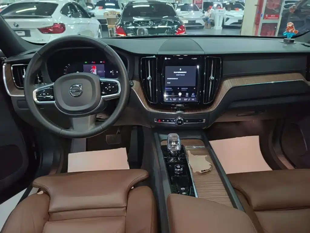 Volvo XC60 — фото 10
