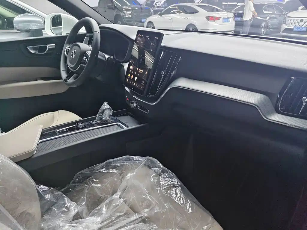Volvo XC60 — фото 18