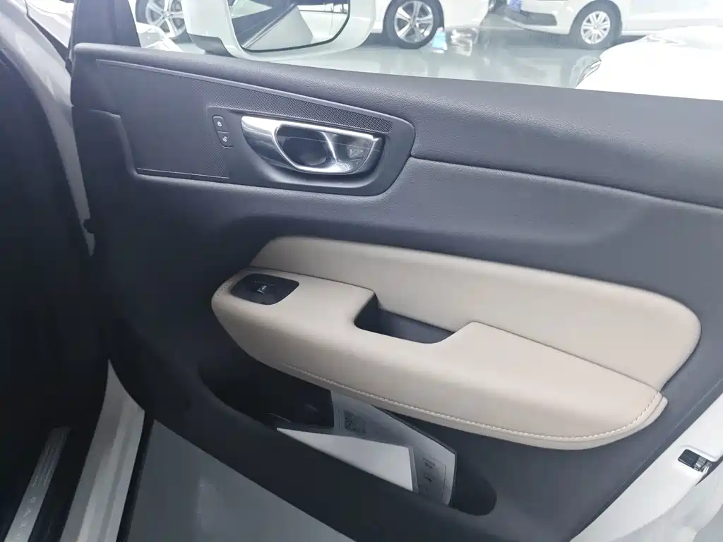 Volvo XC60 — фото 19