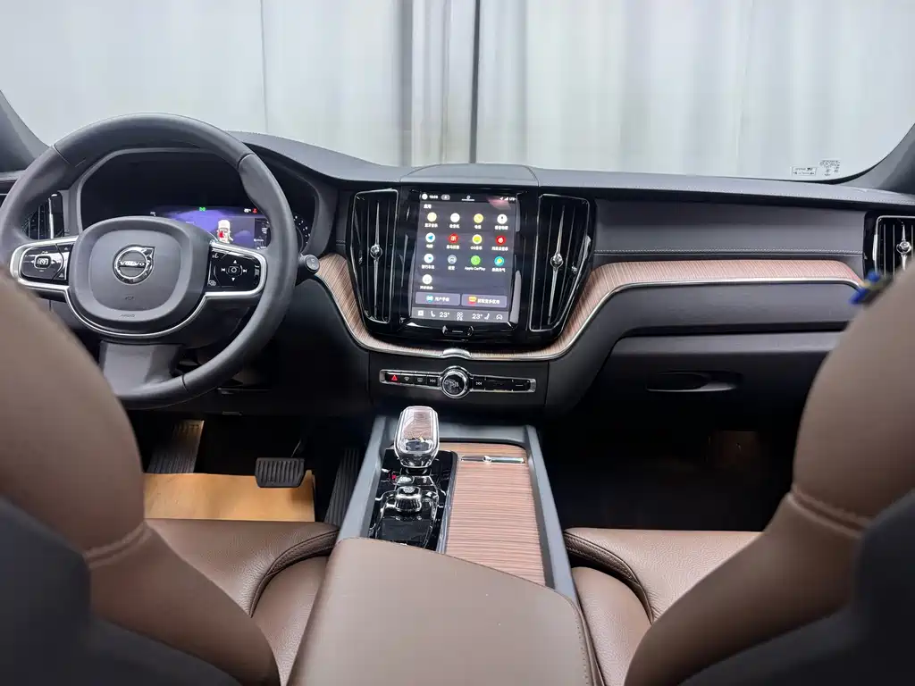 Volvo XC60 — фото 9