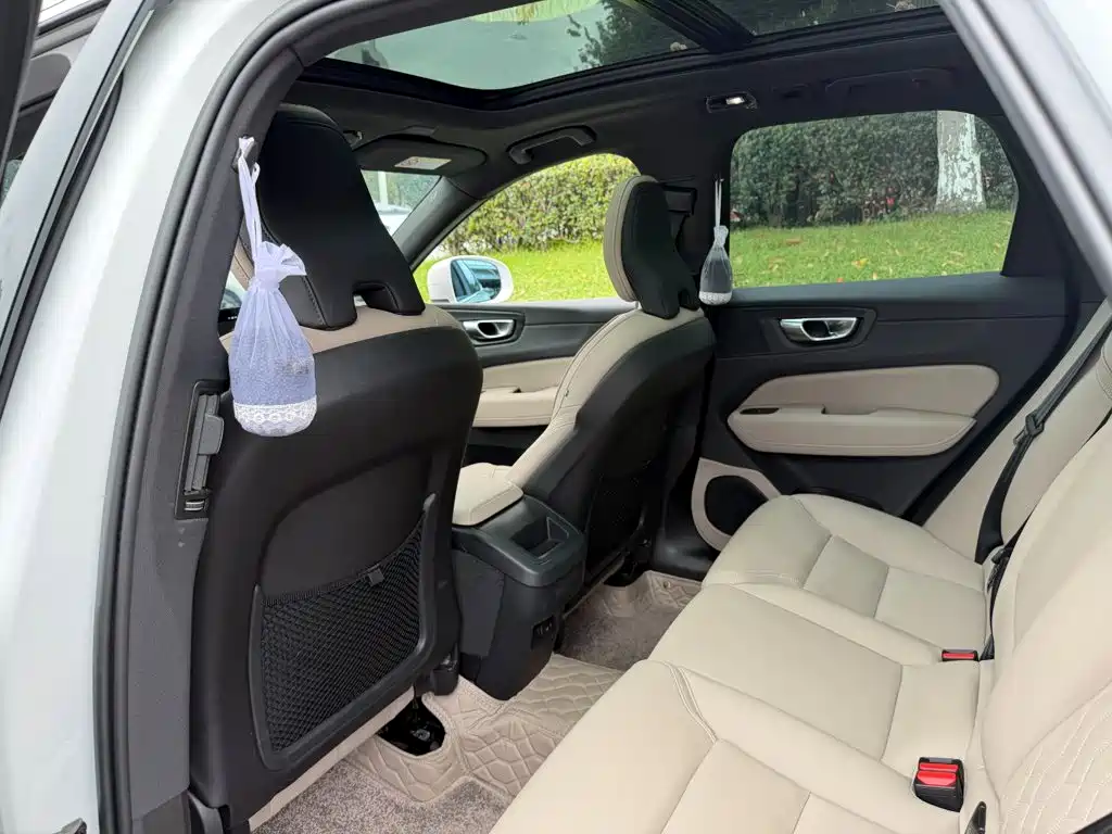 Volvo XC60 — фото 11